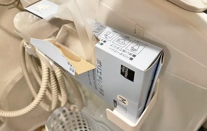 『ダイソー nomaラップ＆ティッシュホルダー（マグネット）』の使用写真（撮影：ワード）