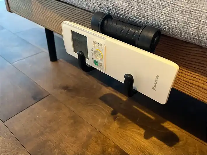 たためるカーフックにテレビのリモコンを掛けた写真（撮影：grapeライフハック編集部）