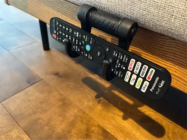 たためるカーフックにテレビのリモコンを掛けた写真（撮影：grapeライフハック編集部）