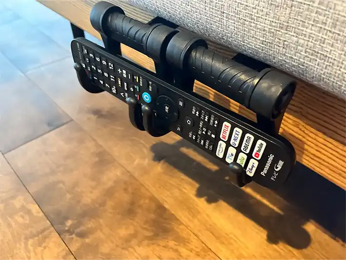 たためるカーフックにテレビのリモコンを掛けた写真（撮影：grapeライフハック編集部）