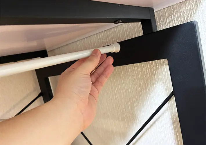 つっぱり棒の活用写真（撮影：grapeライフハック編集部）