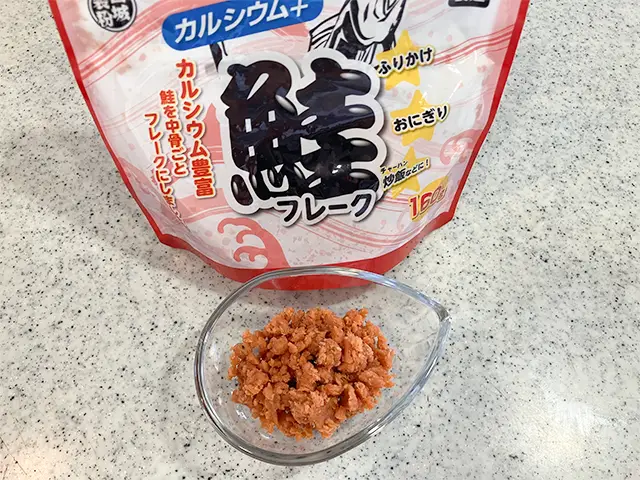 サケフレークを置いた場面（撮影：grapeフード編集部）