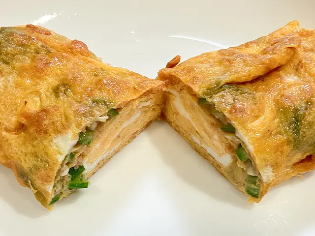 玉子焼きを切った場面（撮影：grapeフード編集部）