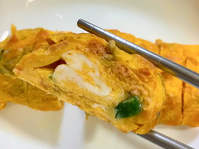 玉子焼きを食べる場面（撮影：grapeフード編集部）