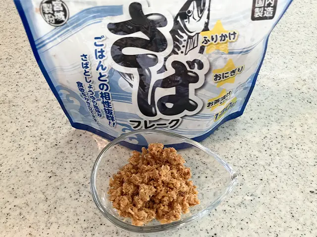 サバフレークをおいた場面（撮影：grapeフード編集部）