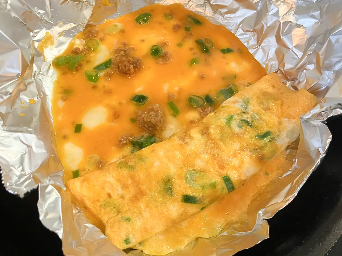 玉子焼きを焼く場面（撮影：grapeフード編集部）