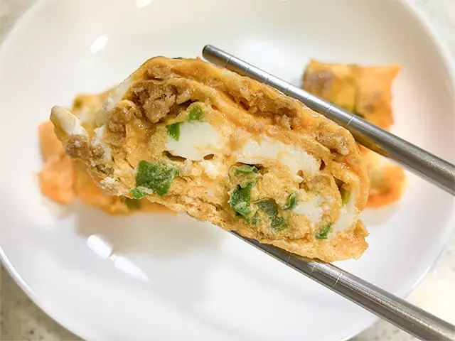 玉子焼きを食べる場面（撮影：grapeフード編集部）