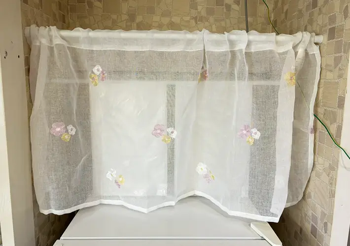 つっぱり棒の活用写真（撮影：grapeライフハック編集部）