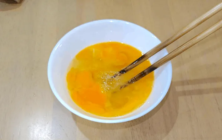 卵を溶く画像（撮影：エニママ）