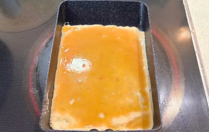 玉子焼き器に卵を流し込んだ画像（撮影：エニママ）