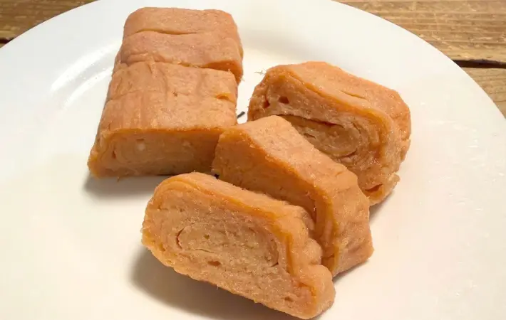 カットしたでんぶ入り玉子焼きの画像（撮影：エニママ）