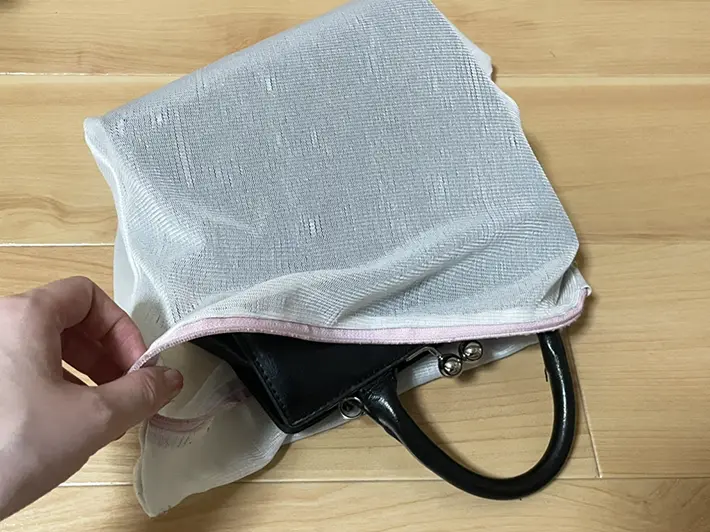 バッグを洗濯ネットに入れる写真（撮影：grapeライフハック編集部）