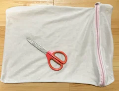 洗濯ネットとハサミの写真（撮影：grapeライフハック編集部）