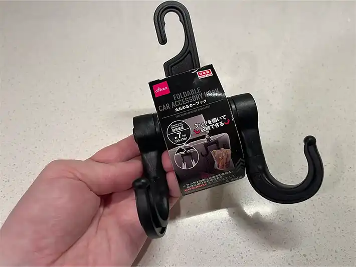 キッチンにダイソーのたためるカーフックの写真（撮影：grapeライフハック編集部）