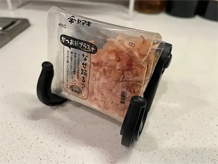 キッチンにダイソーのたためるカーフックの写真（撮影：grapeライフハック編集部）