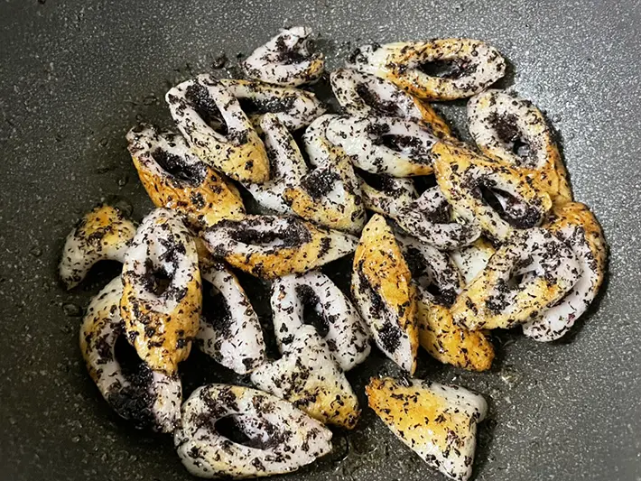 ちくわを炒める写真（撮影：grapeフード編集部）