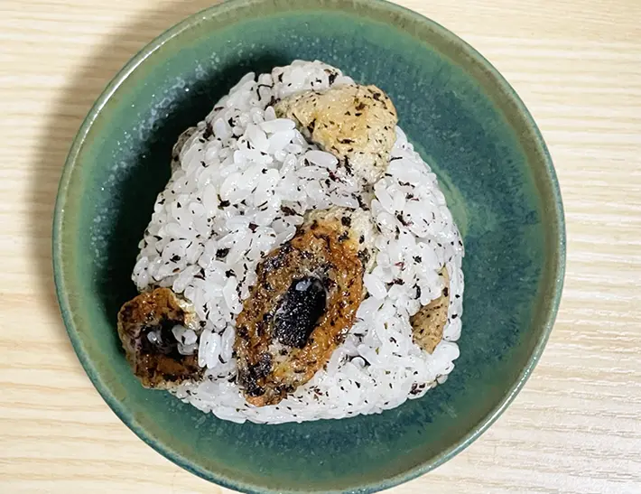 ちくわを混ぜたおにぎりの写真（撮影：grapeフード編集部）