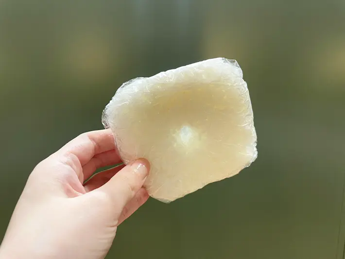 真ん中に穴を開けてラップに包んだ冷凍ご飯の写真（撮影：grapeフード編集部）