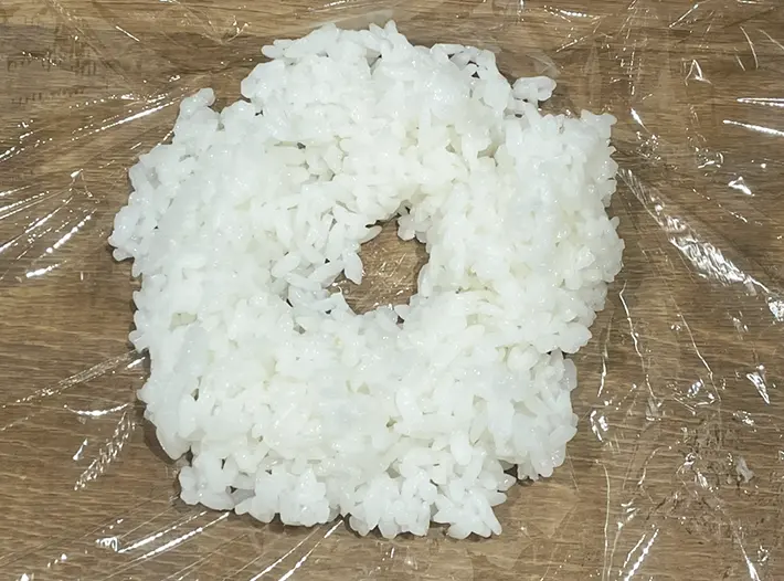 ラップの上にご飯をドーナツ状においた写真（撮影：grapeフード編集部）