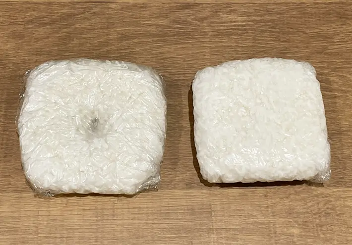 真ん中に穴を開けてラップに包んだご飯（左）と穴を開けずにラップに包んだご飯の写真（撮影：grapeフード編集部）