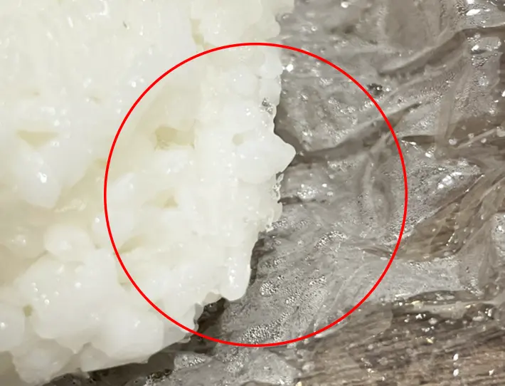 一部がまだ凍っている冷凍ご飯の写真（撮影：grapeフード編集部）
