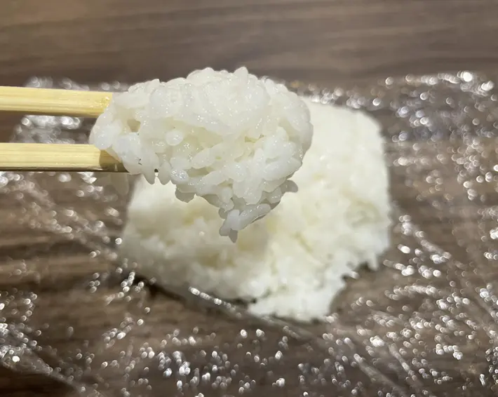 冷凍ご飯を箸でほぐす写真（撮影：grapeフード編集部）