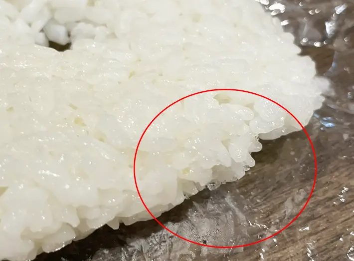一部がまだ凍っている冷凍ご飯の写真（撮影：grapeフード編集部）