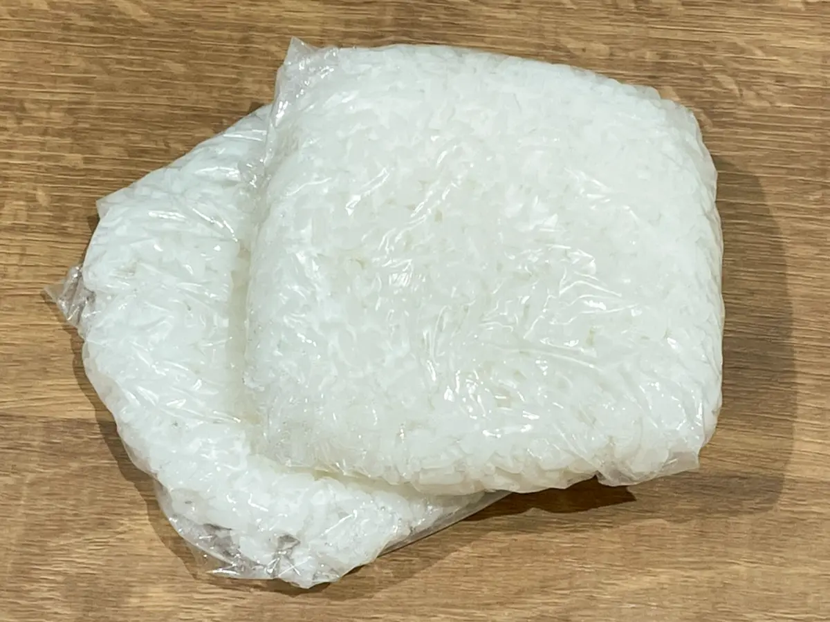 ラップに包んだご飯の写真（撮影：grapeフード編集部）