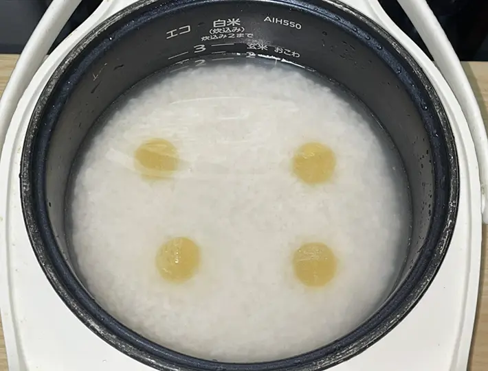 米を炊く前に『塩カンロ飴』を入れる写真（撮影：grapeフード編集部）