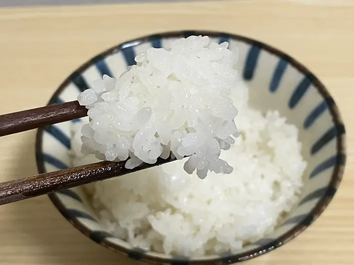 『塩カンロ飴』を入れて炊いたご飯の写真（撮影：grapeフード編集部）