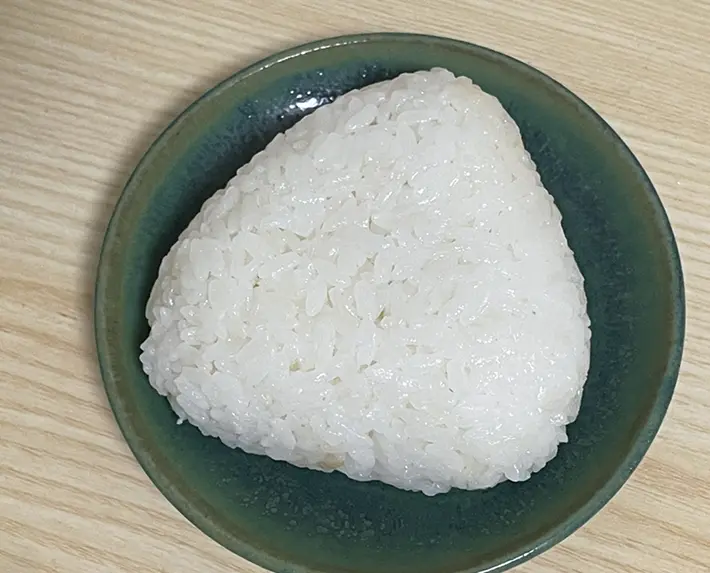 『塩カンロ飴』を入れて炊いたご飯で作った塩おにぎりの写真（撮影：grapeフード編集部）