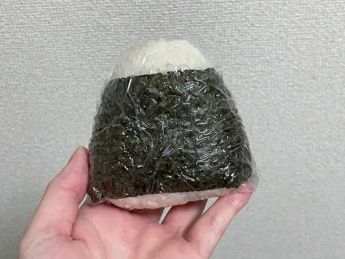 海苔を巻いたおにぎりの写真（撮影：grapeフード編集部）