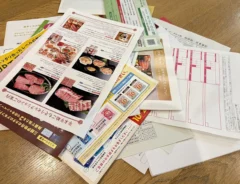 書類やチラシの写真（撮影：Classy Life）