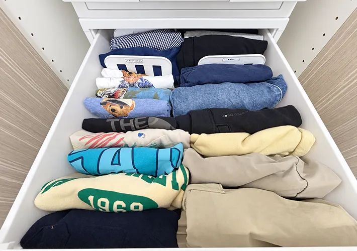 洋服と収納ケースの写真（撮影：Classy Life）