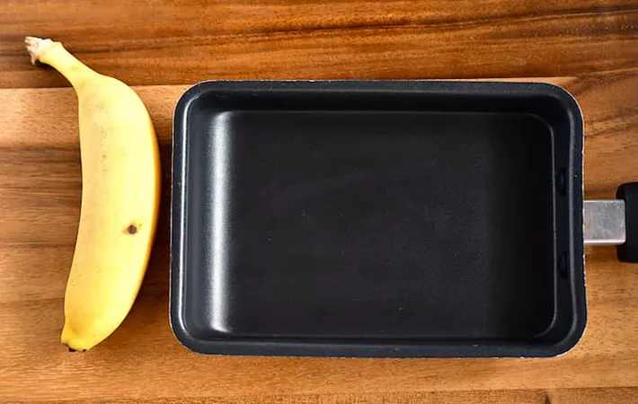『玉子焼き器のバナナロールケーキ』を作る写真（撮影：小泉明代）