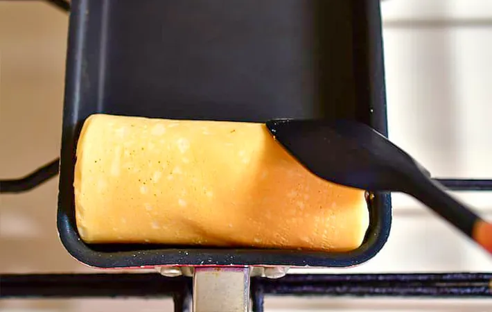 『玉子焼き器のバナナロールケーキ』を作る写真（撮影：小泉明代）