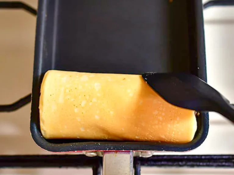 『玉子焼き器のバナナロールケーキ』を作る写真(撮影:小泉明代)