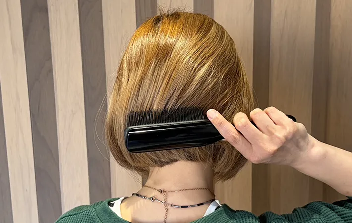 ヘアブラシと女性の髪の写真