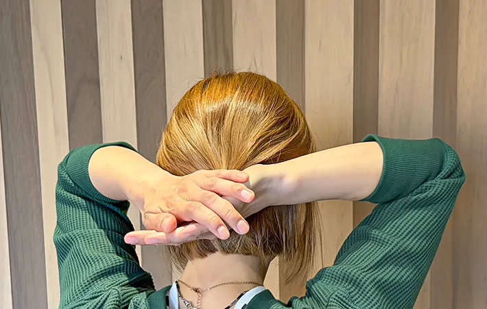 ヘアケアをしている写真
