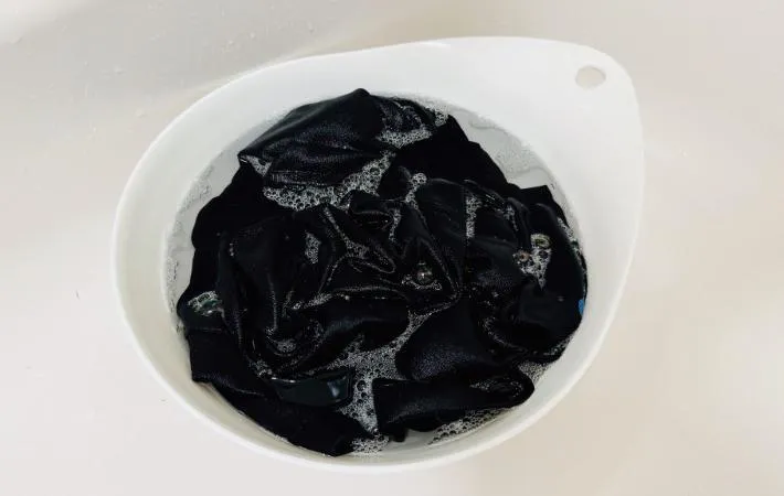 服を酸素系漂白剤で洗う写真