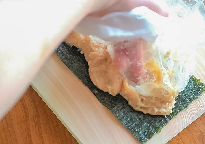 『鶏むね海苔巻きつくね』を作る写真
