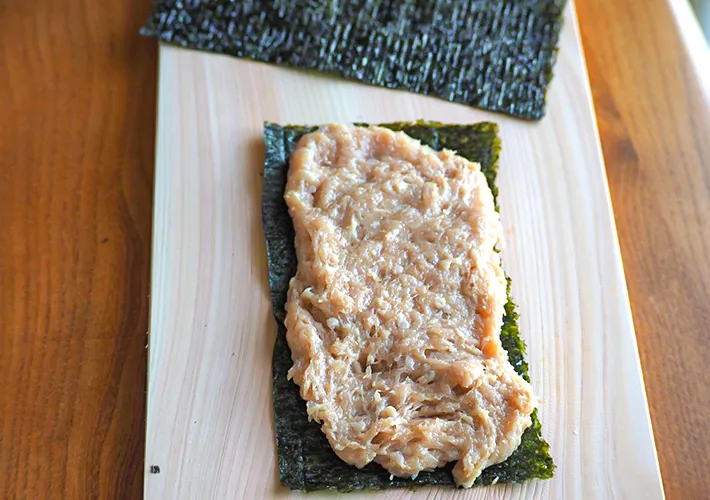 『鶏むね海苔巻きつくね』を作る写真