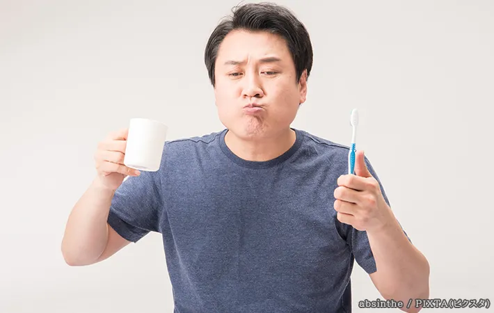 うがいをする人の写真