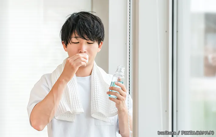 うがいをする人の写真
