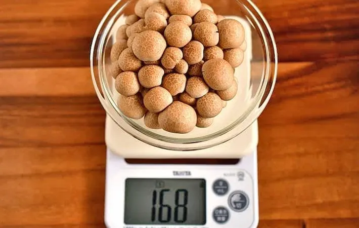 『シメジと鶏肉の炊き込みご飯』を作る写真（撮影：小泉明代）