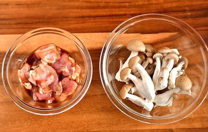 『シメジと鶏肉の炊き込みご飯』を作る写真（撮影：小泉明代）