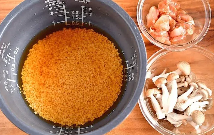 『シメジと鶏肉の炊き込みご飯』を作る写真（撮影：小泉明代）