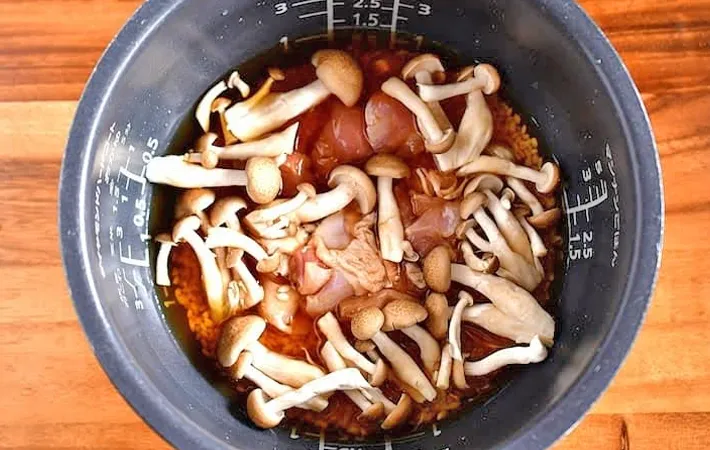 『シメジと鶏肉の炊き込みご飯』を作る写真（撮影：小泉明代）