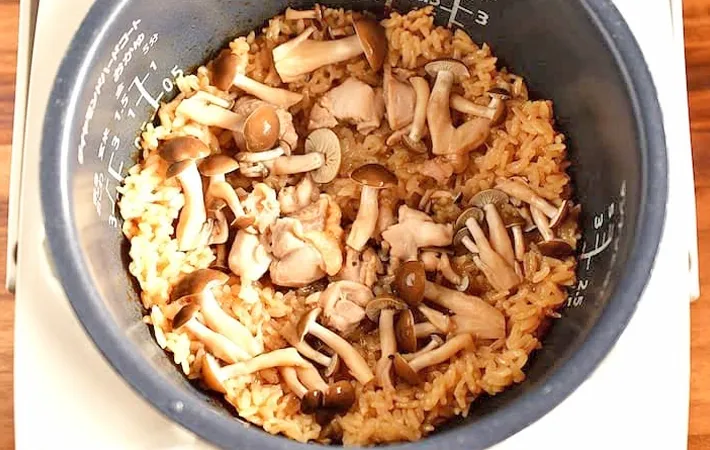 『シメジと鶏肉の炊き込みご飯』を作る写真（撮影：小泉明代）