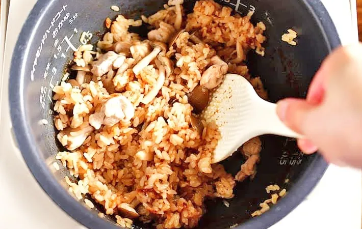 『シメジと鶏肉の炊き込みご飯』を作る写真（撮影：小泉明代）